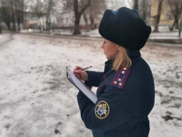 В Пензе возбуждено уголовное дело по факту смерти женщины при падении наледи с козырька балкона