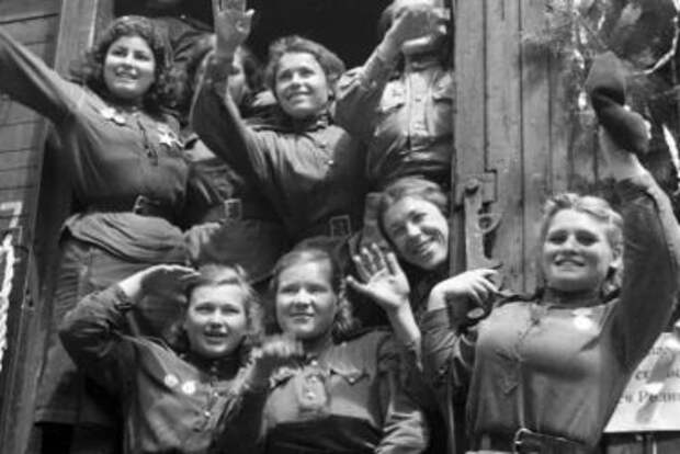 Если мужчин встречали как героев, то женщины часто скрывали, что были на войне. Если мужчин встречали как героев, то женщины часто скрывали, что были на войне.