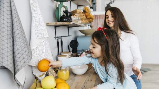 Ребенок пересчитывает фрукты