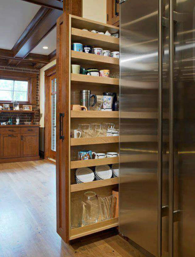 Выдвижные вертикальные стеллажи хорошим тем, что они глубокие и вмещают больше предметов дизайн, интерьер, маленькая кухня, полезные советы для дома, фото