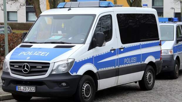 Полиция в Берлине заставила женщину снять футболку с флагами России и ФРГ