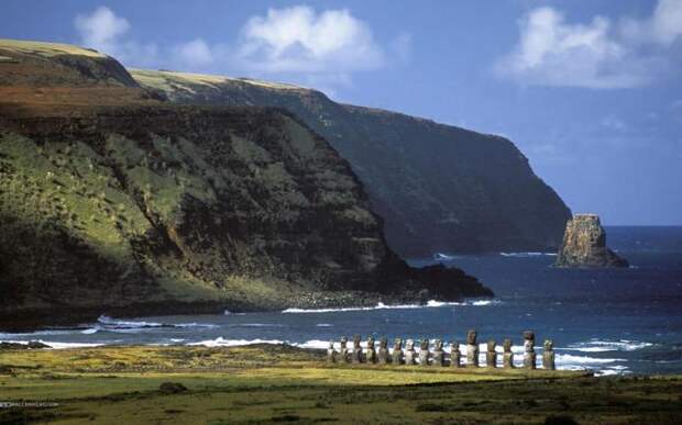 Загадочные истуканы будто оберегают остров Пасхи. / Фото: www.scisne.net