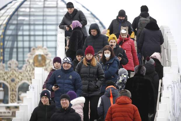 Люди гуляют на ВДНХ в Москве.