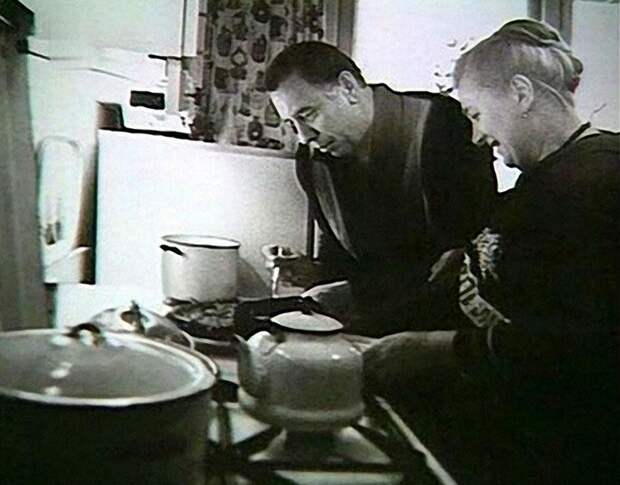 Анатолий Папанов с супругой на тесной советской кухне