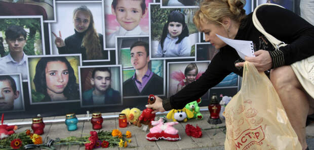 Женщина на памятном мероприятии «Они не услышат последний звонок» в Донецке, посвященном детям Донбасса, погибшим в результате войны