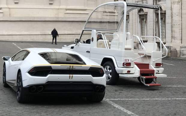 Папа Римский решил продать подаренный Lamborghini с аукциона