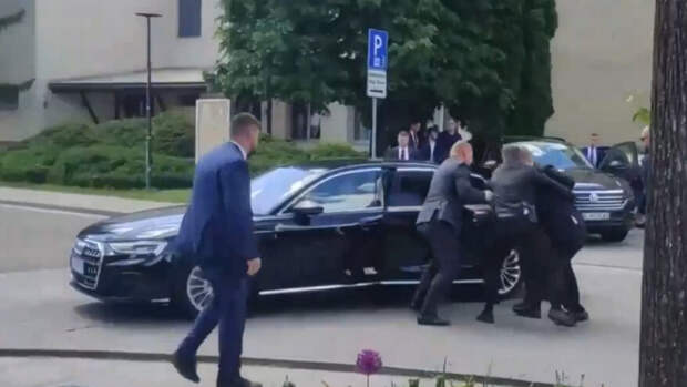 Появились кадры, как охрана поднимает раненого Фицо и заносит в машину