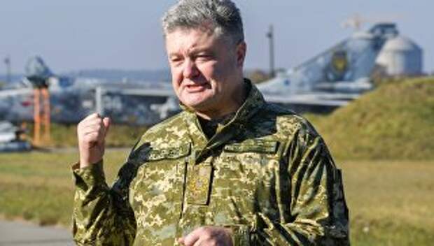 Петр Порошенко во время посещения Объединенного операционного центра сил многонациональных учений Чистое небо-2018 в Хмельницкой области. Архивное фото