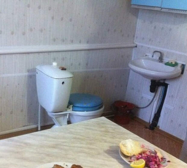 Санузел смежный с кухней. | Фото: Reddit