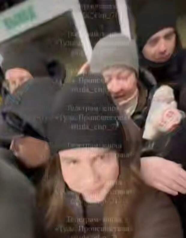 Пассажиры автобуса №117 «Тула-Щекино» поделились кадрами из толчкучки