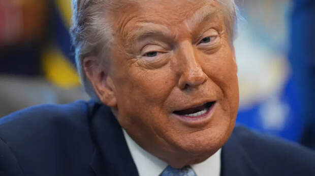 В 2025 году Трамп хвалил свою прическу, обзывал журналистов и путал страны