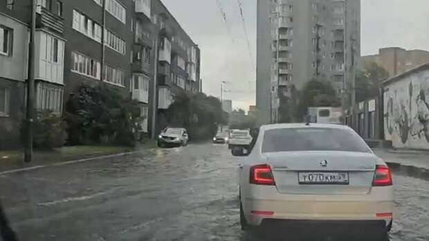 Проливные дожди парализовали движение по улицам Калининграда