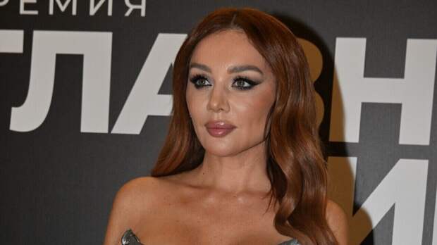 «Горячая!»: Анна Седокова вышла в свет, сверкнув бюстом и бедром в чулках