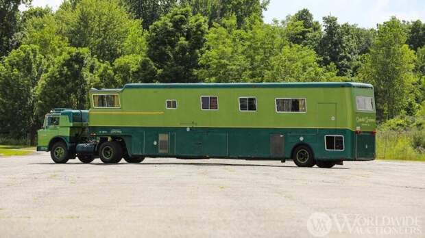 Редкий автодом Camelot Cruiser 1974 года с гаражом для двух снегоходов