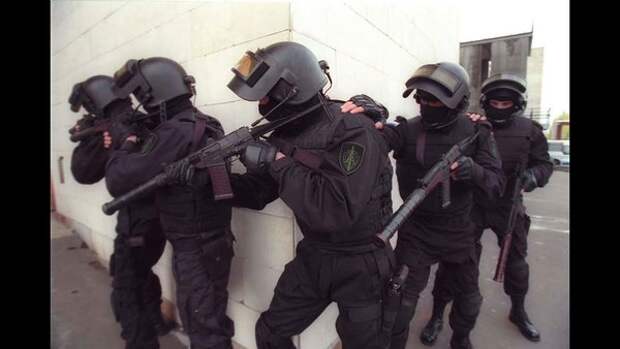 Для чего бойцы спецназа РФ кладут друг другу руку на плечо во время боя Для чего бойцы спецназа РФ кладут друг другу руку на плечо во время боя