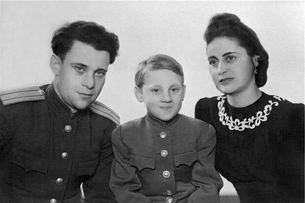 Васек, Высота, Хвостик и Американец: за что Владимир Высоцкий получал эти прозвища в детстве и юности
