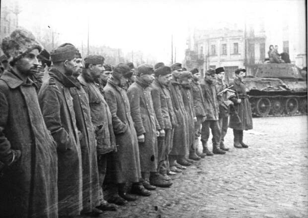 Румынские и немецкие военнопленные под охраной партизан в Киеве, ноябрь 1943 г.