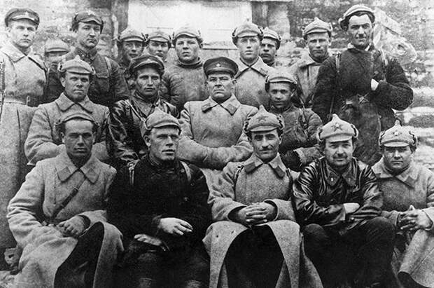 Константин Черненко (второй справа в верхнем ряду) среди делегатов партийной конференции пограничного отряда. 1932 год.