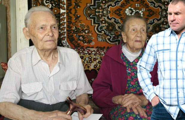 Удивленные отец и мать слушают сына.