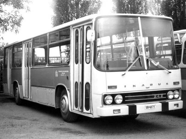 Первый прототип междугородного автобуса Ikarus 250 (а собственно и всей серии) был собран в 1967 году. Как и в случае с предыдущими моделями, Ikarus 250 подвергся самым тщательным испытаниям. Один из первых экземпляров в 1968 г. проходил эксплуатационные испытания в СССР, в том числе с участием ведущих институтов, таких как НАМИ и НИИАТ. Интересно, что этот автобус имел фары прямоугольной формы, тогда как серийные Ikarus 250 получат четыре круглых фары.  Ikarus 242 (1969-1970)