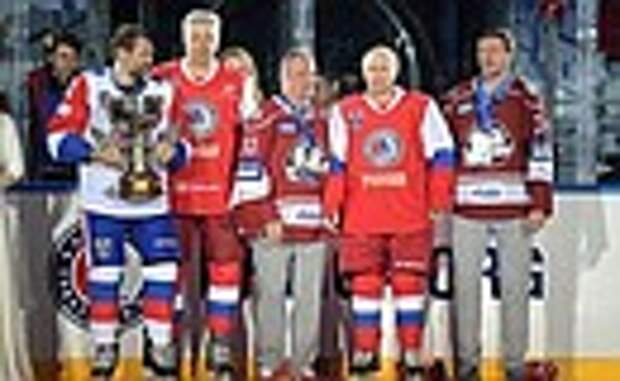 Перед началом гала-матча VI Всероссийского фестиваля Ночной хоккейной лиги. На церемонии награждения команды – победительницы фестиваля.