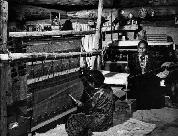 Женщины ткут ковёр. Резервация Навахо, 1948 год.