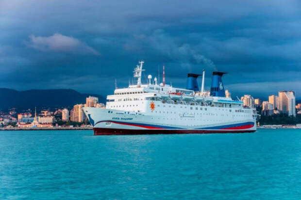 Китайцы хотят купить лайнер для круизов вдоль Южного берега Крыма