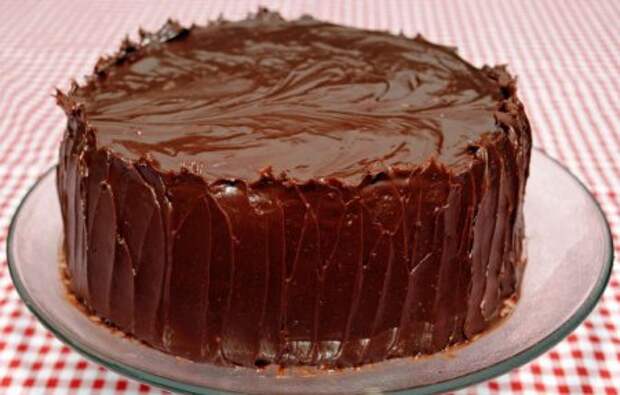 Простой торт «Сметанник» со сгущенкой и шоколадной глазурью