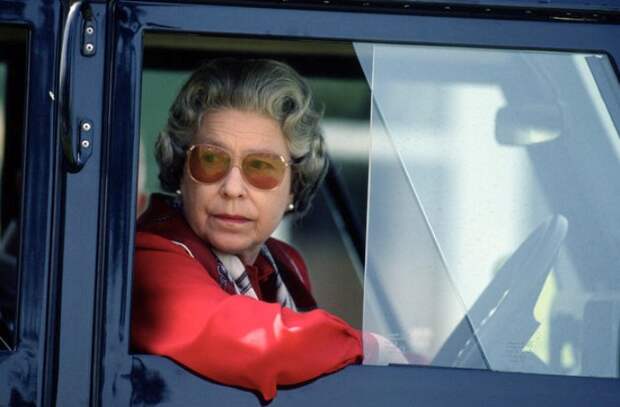 Королева Великобритании Елизавета II за рулем уже 70 лет. | Фото: huffingtonpost.in.