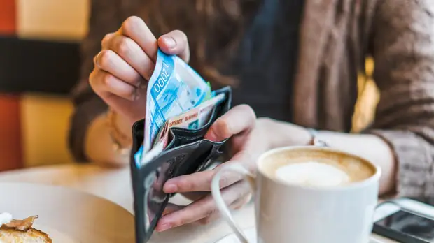 Опрос: 74% россиян отметили значительный рост расходов в новогодние праздники