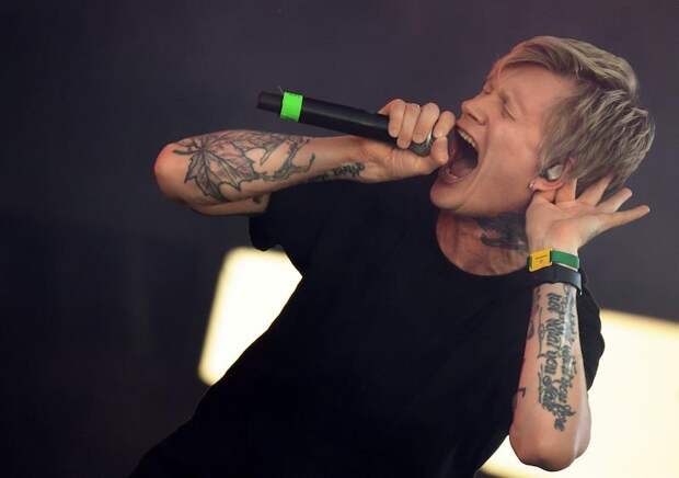 Жене известного музыканта пришлось спасать машину из кипятка