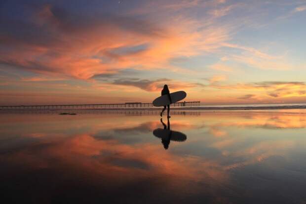 Прокатитесь на серфе на закате в Сан-Диего, Калифорния.
