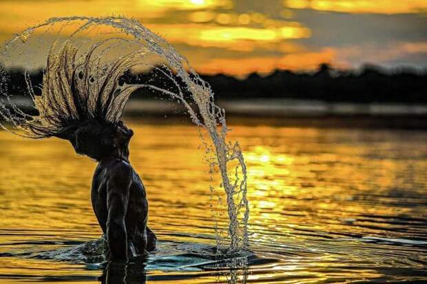 Представитель племени Bejà Kayapó купается на закате в реке Шингу бразилия, в мире, животный мир, люди, племена, природа, туризм