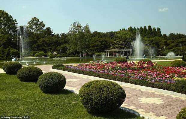 На территории есть красивый парк, где можно гулять, наслаждаясь цветами и фонтанами Пхеньян, дворец, ким чен ын, лидер партии, лидеры государств, резиденция, репортаж, северная корея
