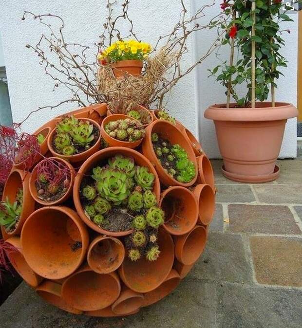 Круглая клумба из горшков. Круглая клумба из горшков.