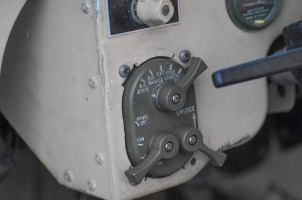 Бывший военный пикап Humvee, предназначенный для использования на дорогах, выставили на продажу