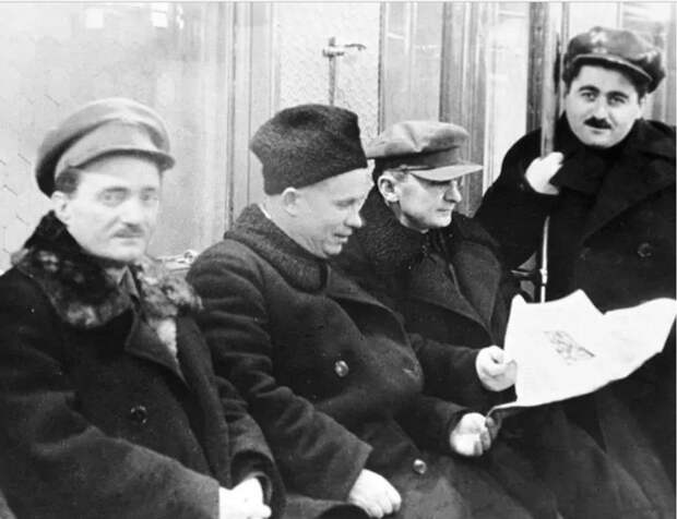 Хрущёв и Берия едут в вагоне Московского метрополитена, 1935 год. история, люди, фото