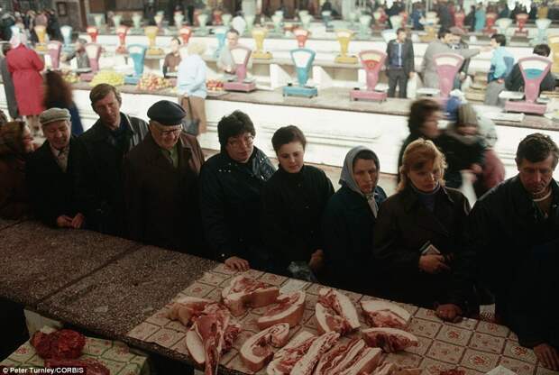 Очередь за мясом на рынке Новокузнецка