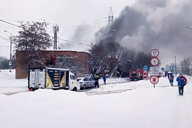 В Москве горящий мужчина выбежал из гаража и рухнул в сугроб