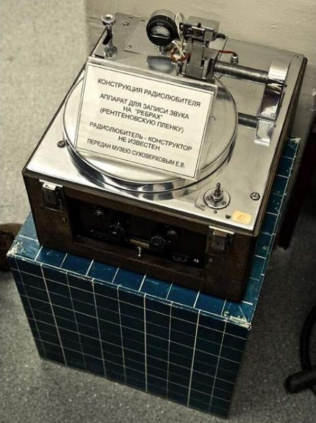 Иностранцы увидели советскую пластинку The Beatles и захотели её. Но она такая одна, и была незаконной в СССР