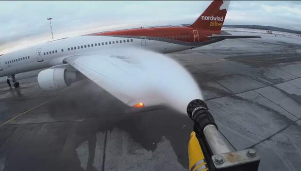 «Чтобы самолеты не замерзали»: в аэропорту Оренбурга показали, как борются с обледенением