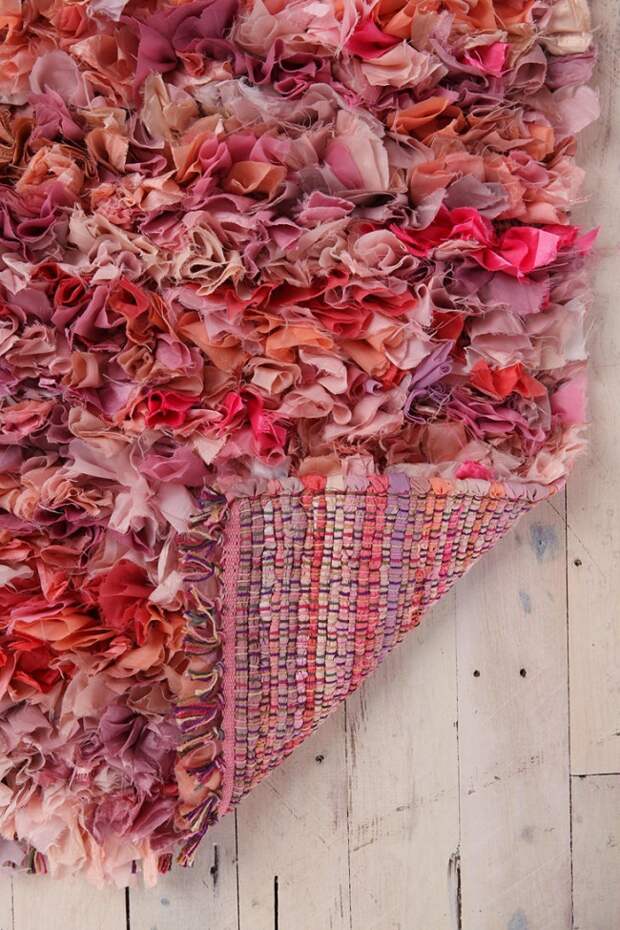 Еще один вариант коврика-травки, выполненный из лоскутков ткани в ткацкой технике