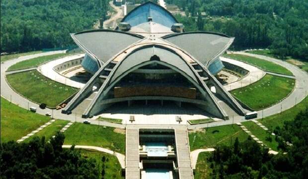Здание Спортивно-концертного комплекса «Амалир» в Ереване (Армения).