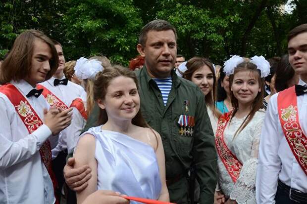 Глава Донецкой народной республики Александр Захарченко с выпускниками лицея Интеллект в Донецке во время празднования последнего звонка