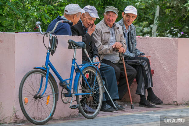 Разное. Курган, старики, велосипед, беседа, пенсионеры на скамейке, пожилые люди, посиделки, компания стариков