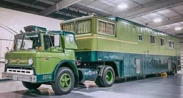 Редкий автодом Camelot Cruiser 1974 года с гаражом для двух снегоходов