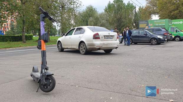 На Комдива Орлова девушка на самокате врезалась в легковушку