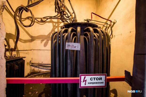 Репортаж из загадочного здания в Новосибирске — в нем гудят 6 тысяч вольт и нельзя махать руками Сибирь, Новосибирск, Подстанция, Постконструктивизм, Длиннопост