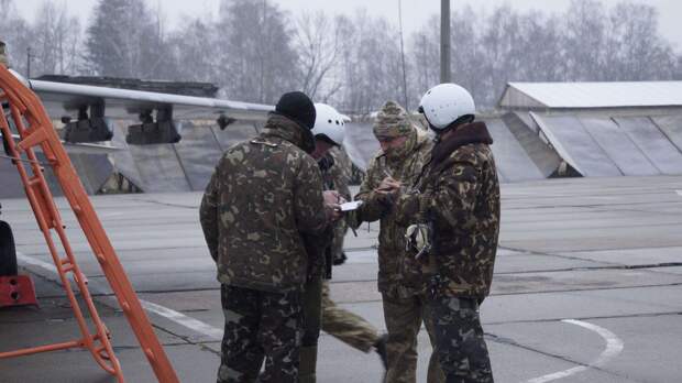 Военным летчикам в Украине подняли зарплаты на 16 тыс