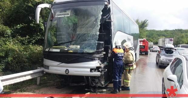 На крымской трассе столкнулись рейсовый автобус и грузовик